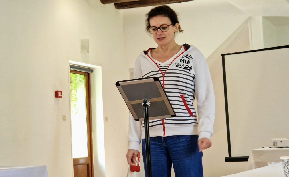 Laura en pleine répétition pour mettre au point les derniers détails de son pitch