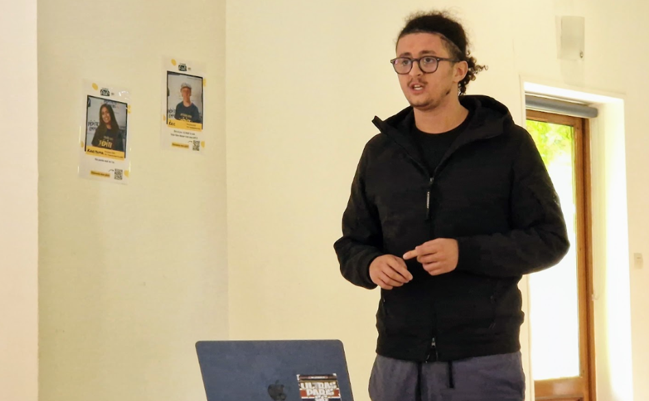 Yanis en train de répéter son pitch