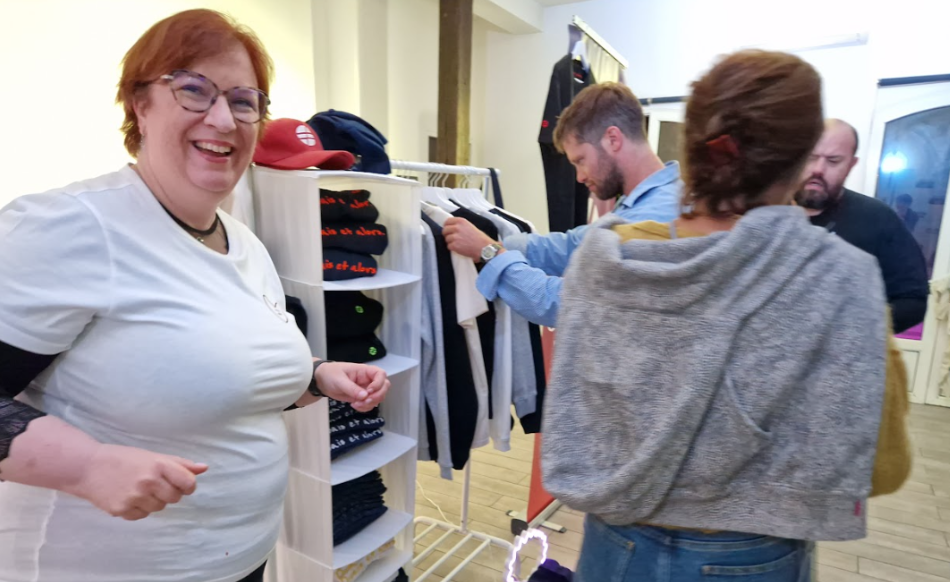 Corinne pendant la session (festive) essayage pour la marque inclusive "Ouais, et alors ?"