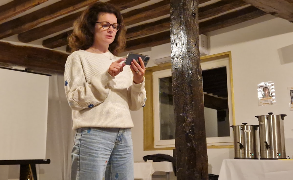 Laura s'entraîne à réciter son pitch