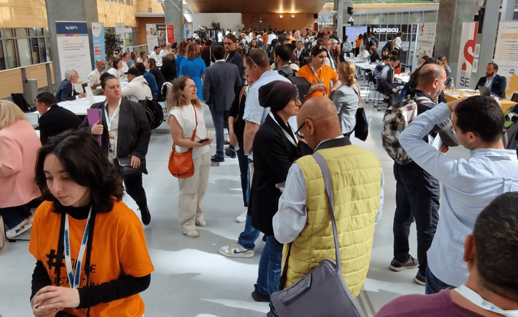 Forum FindaJob 2025 à Lyon : image de la foule gravitant autour des stands