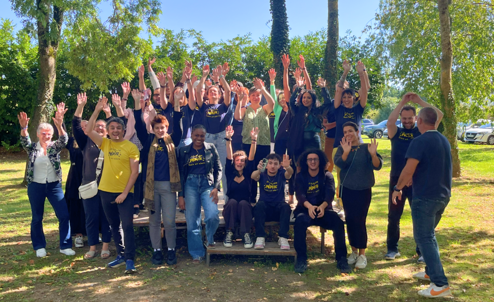Le Grand Pitch 2025 : fin du séminaire de tournage des pitchs, photo de groupe des candidats et de l'équipe Pépites emploi