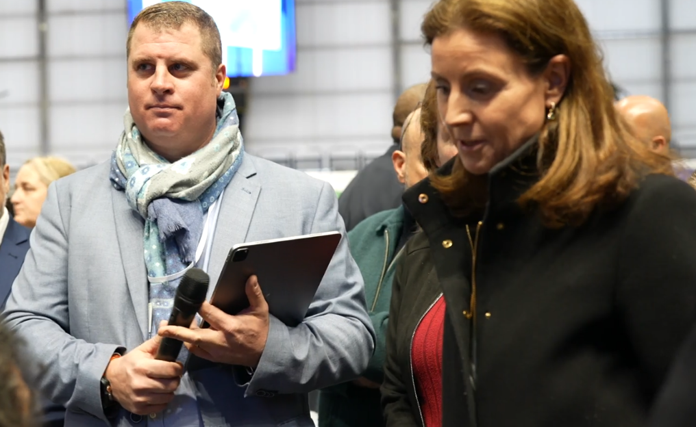 Hugo Duval et Charlotte Parmentier-Lecocq, Ministre du handicap 2024-2025, sur un forum FindaJob