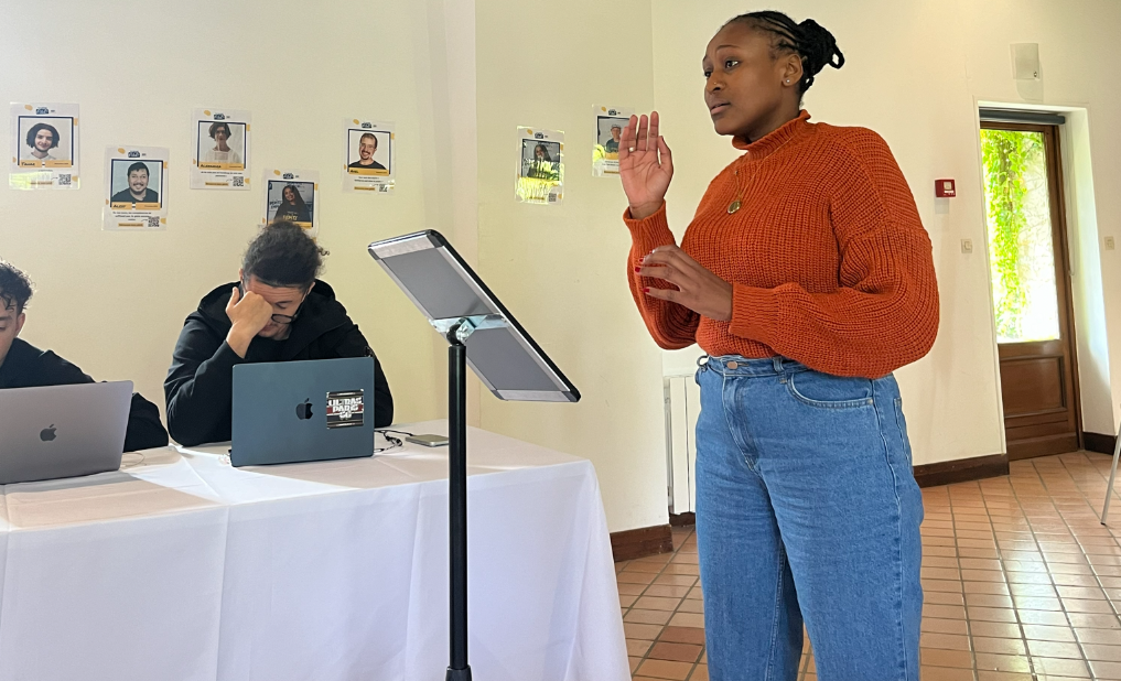 Anaïs qui s'entraîne à pitcher lors du séminaire de coaching et d'enregistrement des pitchs 2025