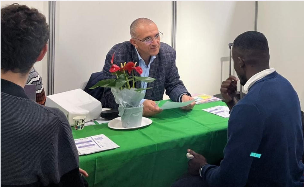Redwane Bennani sur le stand de recrutement Talents handicap, en entretien avec un candidat