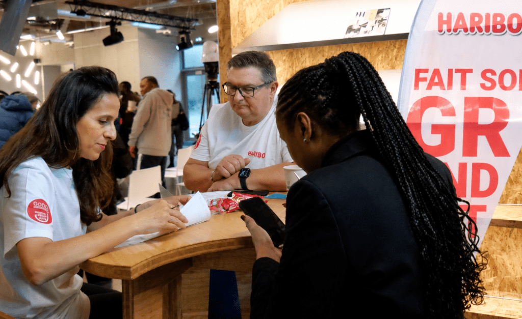Sur leur stand au Grand Dating : Patrice Walinski, Responsable Santé Sécurité QVCT HARIBO France et Aboulker Déborah, Responsable retail sud HARIBO, avec une candidate.