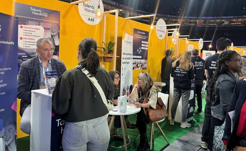 Redwane Bennani sur le stand de recrutement Talents handicap, en entretien avec une candidate