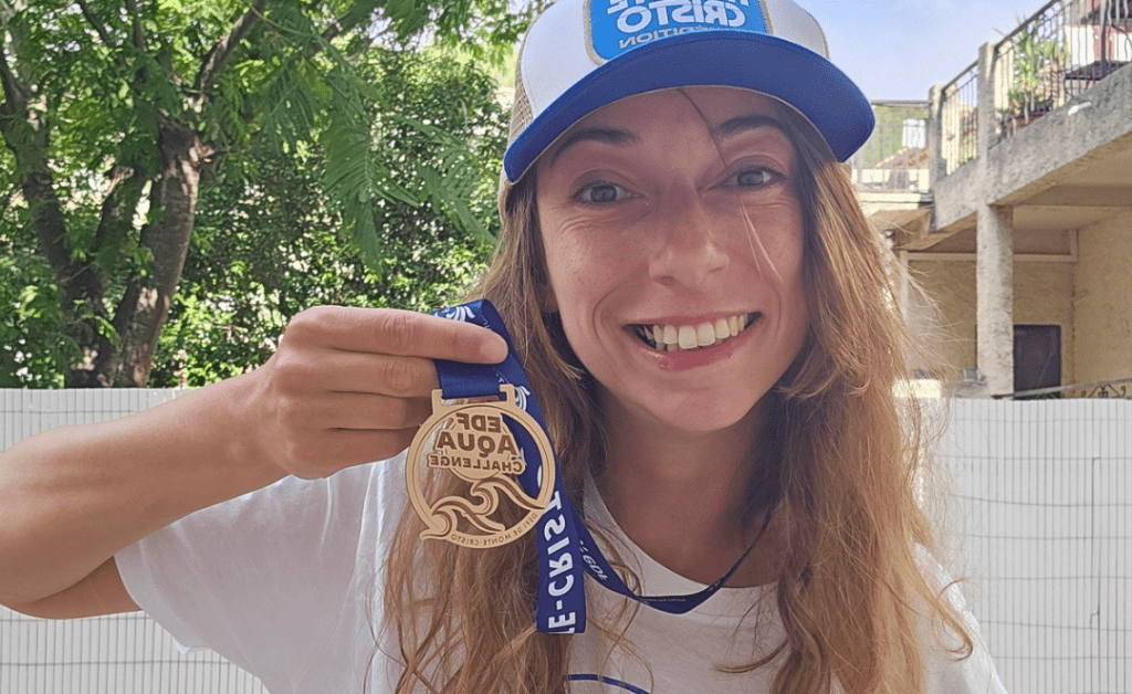 Manon arborant une médaille, récompense du EDF aqua challenge