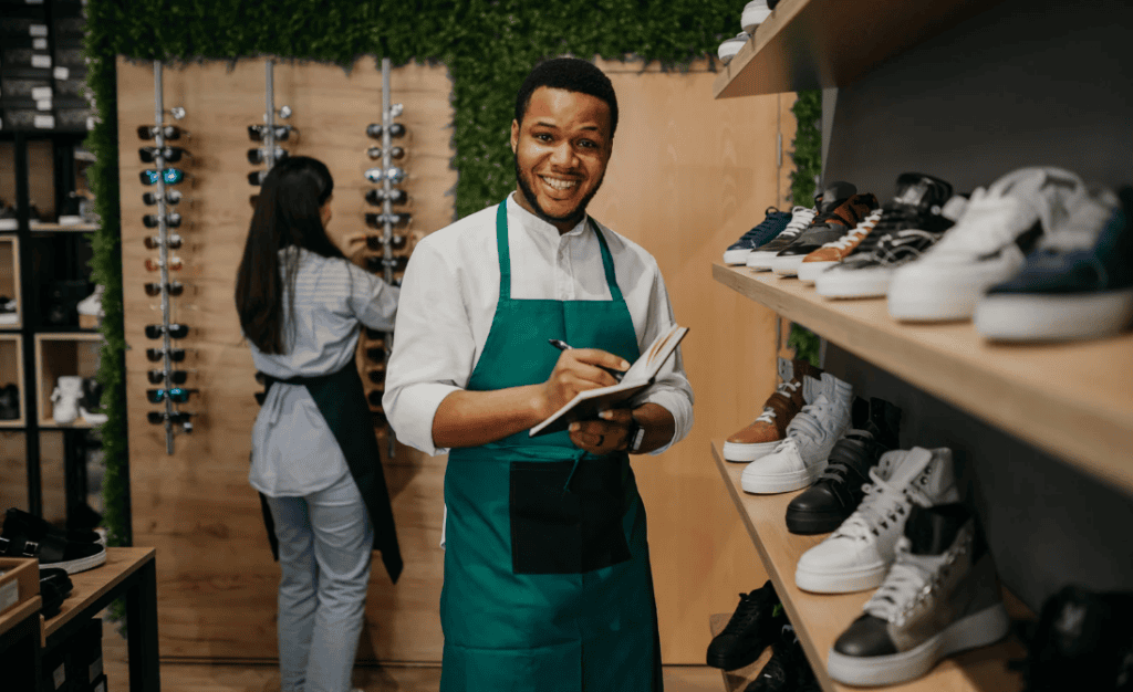 Un vendeur dans un magasin de chaussures