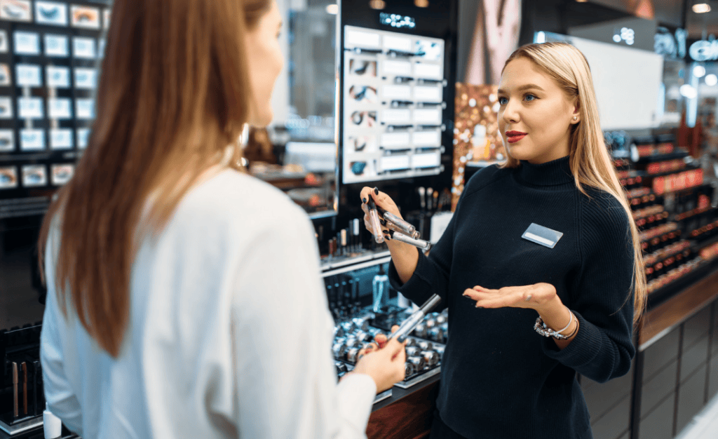 Une vendeuse et sa cliente dans une parfumerie