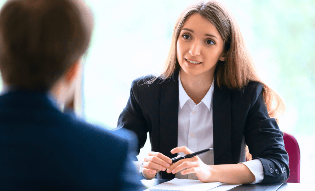 Une recruteuse qui paraît intéressée par ce que le candidat a à lui dire