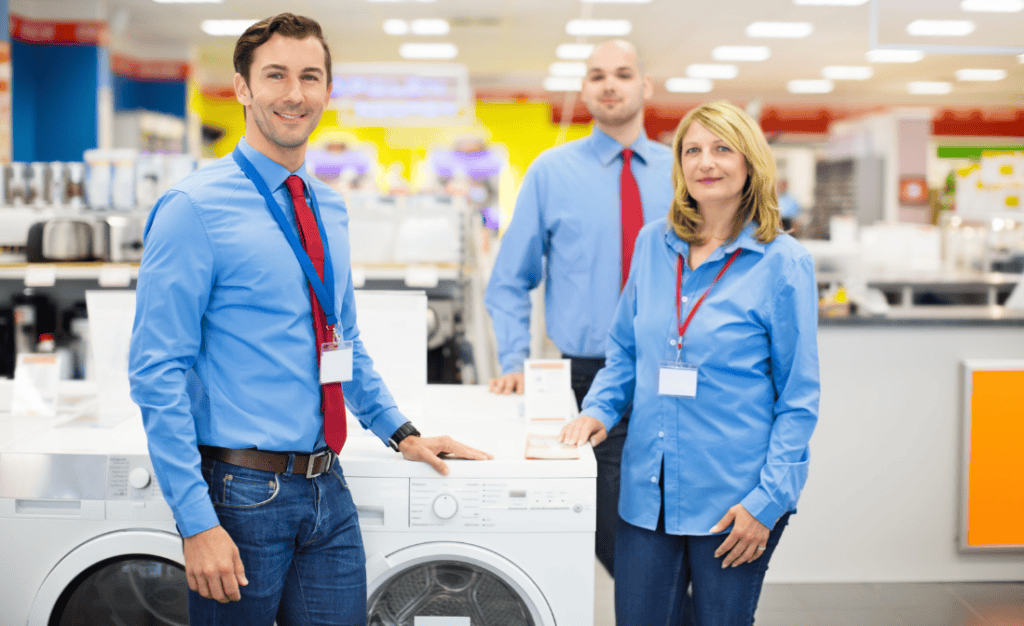 Trois vendeurs dans un magasin d'électroménager